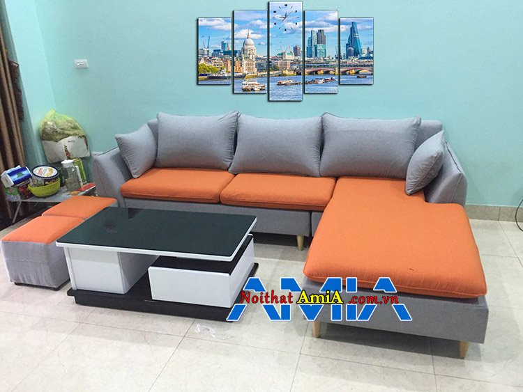 Không quá khó để tìm bộ ghế sofa nỉ đẹp hiện đại cho gia đình. Năm 2019 là thời đại của bàn ghế nỉ đẹp cho nhà chung cư, nhà phố hiện đại. Ghế sofa bọc nỉ trẻ trung với nhiều màu sắc khác nhau dễ dàng bài trí cho mọi không gian phòng khách, phòng ngủ, văn phòng. Đồng thời sofa nỉ giá rẻ dưới 10 triệu đồng 1 bộ rất nhiều trên thị trường, đáp ứng 70% nhu cầu mua sắm mọi gia đình. Bài viết dưới đây AmiA xin tư vấn về các dòng ghế nỉ, chất liệu, cách chọn và các mẫu đẹp. Nếu cần tư vấn thêm, vui lòng liên hệ cho Nội Thất AmiA theo số Hotline: 0931.266.466 – 094.121.2323  I. Các loại chất liệu sofa nỉ, vải nỉ phổ thông hiện nay. Ưu - Nhược điểm:  Về cơ bản chất liệu nỉ sử dụng phổ thông trong sản xuất sofa gồm có:  Sofa vải: Tức là bên ngoài ghế sofa được bọc bằng vải sợi Cotton (sợi bông). Ưu điểm của dòng vải này là thoáng mát lưng khi tựa lên sofa, không cảm thấy bí bách khó chịu. Chất liệu vải Polyester không co khi giặt, chống nhăn và chống kéo dãn tốt. Nhưng nhược điểm của dòng vải bọc sofa chính là thấm hút nước nhanh khi đổ Cafe, đồ uống,...Giá bán bàn ghế sofa vải khá rẻ từ 5 triệu - 8 triệu/bộ Sofa bọc nỉ thô: 80% các đơn vị sản xuất sofa sử dụng nỉ thô. Vì nỉ thô được đánh giá là đẹp hiện đại, nhiều màu sắc trẻ trung, sang trọng hợp xu hướng mới. Tính chất nỉ thô khá mềm và không bí rít khi ngồi-nằm thư giãn nhiều giờ trên sofa. Các lỗ thoáng trên nỉ thô nhiều giống như các phân tử liên kết mỏng. Màu sắc sofa nỉ thô tinh tế, sợi nỉ dầy dặn giúp tăng tuổi thọ cho bộ bàn ghế sofa bọc nỉ thô thay vì sofa vải. Ghế sofa nỉ nhập khẩu Châu Âu: Malaysia, Hàn, TQ,...Một số chất liệu nỉ thô sản xuất tại Việt Nam. Giá bán các bộ ghế sofa góc nỉ thô trung bình 8 Triệu (mức giá có thể thay đổi tùy theo từng chất liệu) Sofa bọc nỉ nhung: Đây là chất liệu phổ biến cho các dòng ghế sofa nỉ cổ điển, tân cổ điển hiện nay. Chất liệu nhung khi sờ tay khá mịn, mềm và ấm áp. Đóng lên bộ ghế sofa bọc nỉ nhung đẹp đẽ sang trọng mang đến sự quý phái, thanh lịch. Nhưng theo đánh giá từ nhiều khách hàng đã sử dụng, sofa nhung thường bí và gây nóng lưng. Khó vệ sinh khi bụi bẩn, vương đồ ăn lên sofa.  Trên đây là 3 chất liệu sofa nỉ phổ biến hiện nay. Trong 3 chất liệu kể trên thì sofa bọc nỉ thô được nhiều gia đình chọn hơn. Ghế sofa nỉ thô hiện đại, trẻ trung đa dạng mẫu mã trên thị trường. Xin mời xem các mẫu ghế sofa chất liệu nỉ AmiA sản xuất ghế sofa nỉ và bàn giao đến nhà cho khách hàng. Ảnh chụp lại từ nhân viên giao sofa:  II. Các mẫu ghế sofa bọc nỉ đẹp hiện đại bán chạy [Hình ảnh; đặc điểm; giá bán cụ thể]  AmiA phân theo các bộ góc L, văng dài, ghế nỉ cao cấp đóng theo yêu cầu,...  Bên dưới mỗi hình ảnh sẽ có mã sản phẩm + đặc điểm + giá bán kèm theo. Nếu bạn muốn xem mẫu thực tế có thể qua Showroom nội thất AmiA [theo thông tin cuối chân trang]. Liên hệ hotline tư vấn miễn phí theo số: 094.121.2323 hoặc 0931.266.466  3.1 Các mẫu ghế sofa nỉ góc L đẹp hiện đại Hình ảnh bộ ghế sofa góc nỉ chữ L giá rẻ pha màu sắc đẹp trẻ trung SFN226 Đặc điểm: Thiết kế dạng góc L, sử dụng chân gỗ tròn cao. Phần đệm nỉ may tách rời pha màu cam đẹp và màu ghi hiện đại. Vải nỉ bọc ngoài sofa trẻ trung giúp phòng khách thêm tiện nghi hơn. Giá bán & kích thước: Khoảng 8.6 Triệu đồng; Dài 2m5-Rộng 1m7 Ảnh bộ ghế sofa nỉ góc chữ L hiện đại kích thước rộng làm theo yêu cầu SFN200. Được thiết kế theo phong cách Hàn Quốc đơn giản nhưng cuốn hút Đặc điểm: Phần tựa được bổ sung thêm 1 chỗ ngồi rộng rãi thoải mái cho các thành viên trong gia đình. Chất liệu nỉ thô mềm mịn, gam màu tối sạch sẽ kết hợp bàn kính màu đen nổi bật. Giúp phòng khách thêm sang trọng và tiện nghi Giá bán & kích thước: Dưới 10 triệu, Dài khoảng 2m7-Rộng 1m7 Hình ảnh bộ ghế sofa nỉ đẹp góc L kê phòng khách nhỏ SFN167B. Kiểu dáng đơn giản nhưng thanh thoát, gam màu lông chuột trẻ trung Đặc điểm: Thết kế tựa lưng đơn giản, tay vịn vuôn vắn. Chân ghế Inox mảnh nhỏ cao tạo chiều sâu cuốn hút. Nó giúp phòng khách nhỏ thêm thoáng đãng và rộng rãi hơn. Bức tranh đồi núi và dòng sông chảy ghép 5 tấm đẹp là sự kết hợp hoàn hảo 2 in 1 cho mọi không gian. Giá bán & kích thước: Khoảng 7 Triệu. Rộng 1m6; Dài 2m3; Sâu 80cm Hình ảnh bộ ghế sofa nỉ chữ L SFN098 bán chạy nhất tại AmiA Hà Nội. Sở hữu gam màu ghi sáng đẹp, tay vịn thoải uốn lượn, chân gỗ lim chắc chắn.  Đặc điểm: Ghế sofa bọc chất liệu nỉ thô dầy dặn, gam màu nhẹ nhàng. Phần tựa gật gù kết hợp tay vịn thoải từ trên xuống tiện nghi. Phần chân đế gỗ tự nhiên có độ bền cao, chống mối mọt tốt Giá bán & kích thước: Khoảng 7.8 Triệu, Rộng 1m8; Dài 2m6 (KT có thể thay đổi) Hình ảnh bộ ghế sofa nỉ góc L hiện đại giá rẻ 7 triệu phổ thông cho gia đình. Gam màu nâu kết hợp họa tiết hoa lá đẹp Đặc điểm: Ghế sofa bọc chất liệu nỉ hiện đại, gam màu nỉ cam nhẹ khá sạch sẽ cho các gia đình. Phần tựa lưng cứng có độ cao vừa phải không gây mỏi lưng. Những chiếc gối bọc nỉ cùng tông màu trên sofa giúp bạn có giấc ngủ ngắn buổi trưa khá tiện. Giá bán & kích thước: Khoảng 7 Triệu, Dài 2m4; Rộng 1m85 (KT có thể thay đổi) Bộ sofa nỉ góc đẹp màu xanh Coban kết hợp tay vuông vắn nhiều chỗ ngồi SFN165. Đây là bộ sofa góc nỉ kích thước lớn đóng theo yêu cầu, nếu bạn muốn có mẫu sofa tương tự như trên ảnh, vui lòng liên hệ cho AmiA báo giá + thông tin chi tiết Hình ảnh bộ ghế sofa góc nỉ đẹp được người Hà Nội chọn mua nhiều nhất cho nhà chung cư SFN200 (Kích thước phổ thông) Đặc điểm: Ghế sofa bọc chất liệu nỉ hiện đại, gam màu nỉ cam nhẹ khá sạch sẽ cho các gia đình. Phần tựa lưng cứng có độ cao vừa phải không gây mỏi lưng. Những chiếc gối bọc nỉ cùng tông màu trên sofa giúp bạn có giấc ngủ ngắn buổi trưa khá tiện. Giá bán & kích thước: Khoảng 7 Triệu, Dài 2m4; Rộng 1m65; Sâu 60cm Ghế sofa nỉ L đẹp hiện đại kích thước lớn cho phòng khách SFN206. Phần đệm may liền có lò xo bên trong cực êm. Đường nét may tỉ mỉ phá cách, tạo điểm nhấn ấn tượng cho không gian Giá bán & kích thước: Khoảng 9 Triệu, Dài 2m7; Rộng 1m7; Sâu 60cm Mẫu ghế sofa nỉ chữ L đẹp kích thước nhỏ gọn có tựa gối mềm Mẫu ghế sofa nỉ chữ l giá rẻ phong cách trẻ trung lịch lãm Mẫu ghế sofa nỉ góc cao cấp tiện nghi nhất cho nhà chung cư nhỏ Mẫu ghế sofa nỉ góc L cho phòng khách chung cư đẹp SFN167 Mẫu sofa góc chất liệu nỉ cho nhà có trẻ con đùa nghịch SFN170 Mẫu sofa nỉ góc đẹp tựa tay cao hiện đại nhất Mẫu sofa vải góc L hiện đại và tranh treo tường đẹp 3.2 Các mẫu sofa nỉ cho phòng khách - Ghế sofa nỉ văng đẹp 3.3 Các bộ mẫu sofa nỉ cao cấp đặt đóng theo yêu cầu riêng III. Cách chọn ghế sofa nỉ đẹp cho mọi không gian IV. Đặt mua ghế sofa nỉ giá rẻ Hà Nội tại AmiA bằng 1 Click