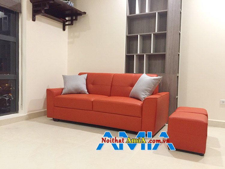 Mẫu ghế sofa màu cam kê phòng khách trẻ trung, hiện đại