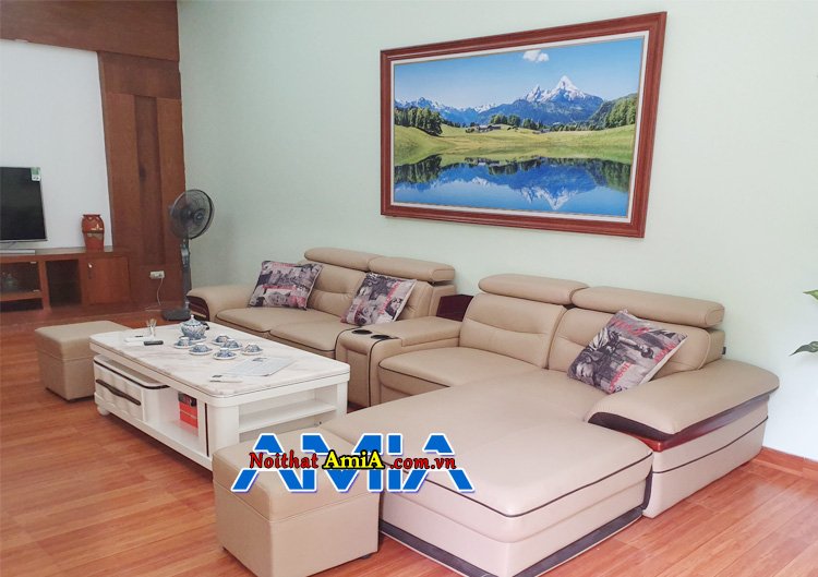 Sofa hiện đại cùng tranh treo tường ở Quảng Ninh