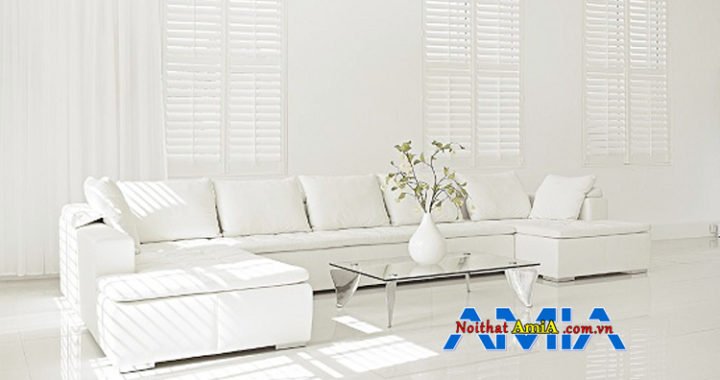 Ghế sofa da màu trắng mờ nhòa giữa không gian rộng rãi