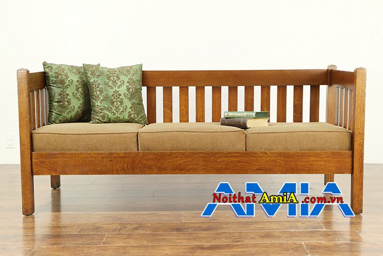 Mẫu ghế sofa bằng gỗ sồi tại cửa hàng bán