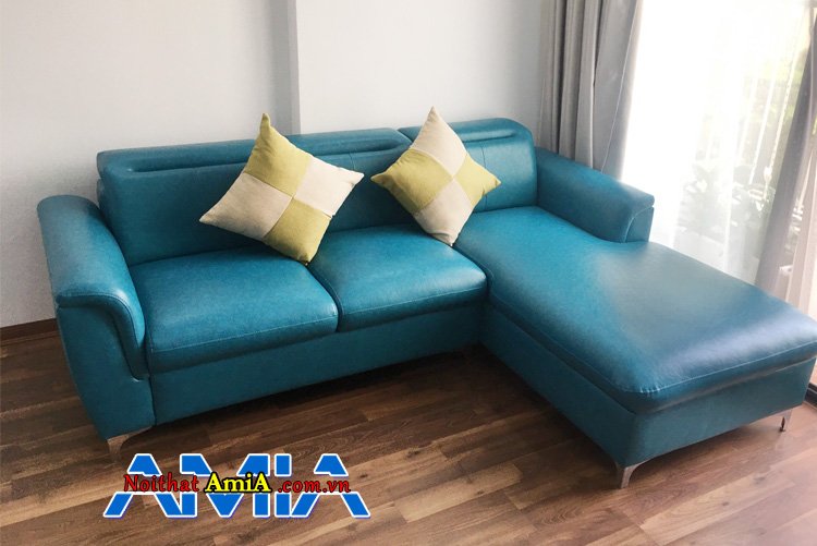 Sofa góc chữ L với khung gỗ tự nhiên chắc chắn, bên ngoài bọc da màu xanh dương kê phòng khách đẹp