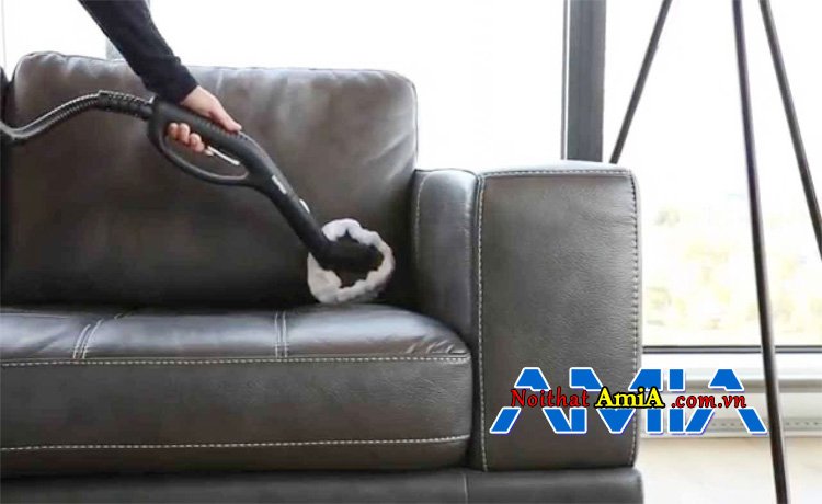 Cách vệ sinh sofa da thật bằng máy hút bụi chuyên dụng